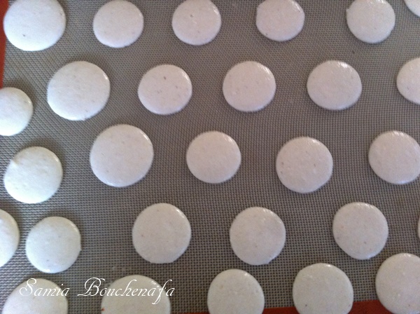 dressages des macarons sur silpat tapis silicone